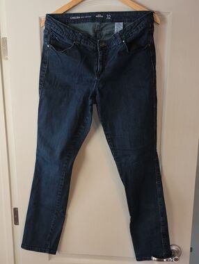 RW&CO. Chelsea Straight Leg Jeans in Dark Blue